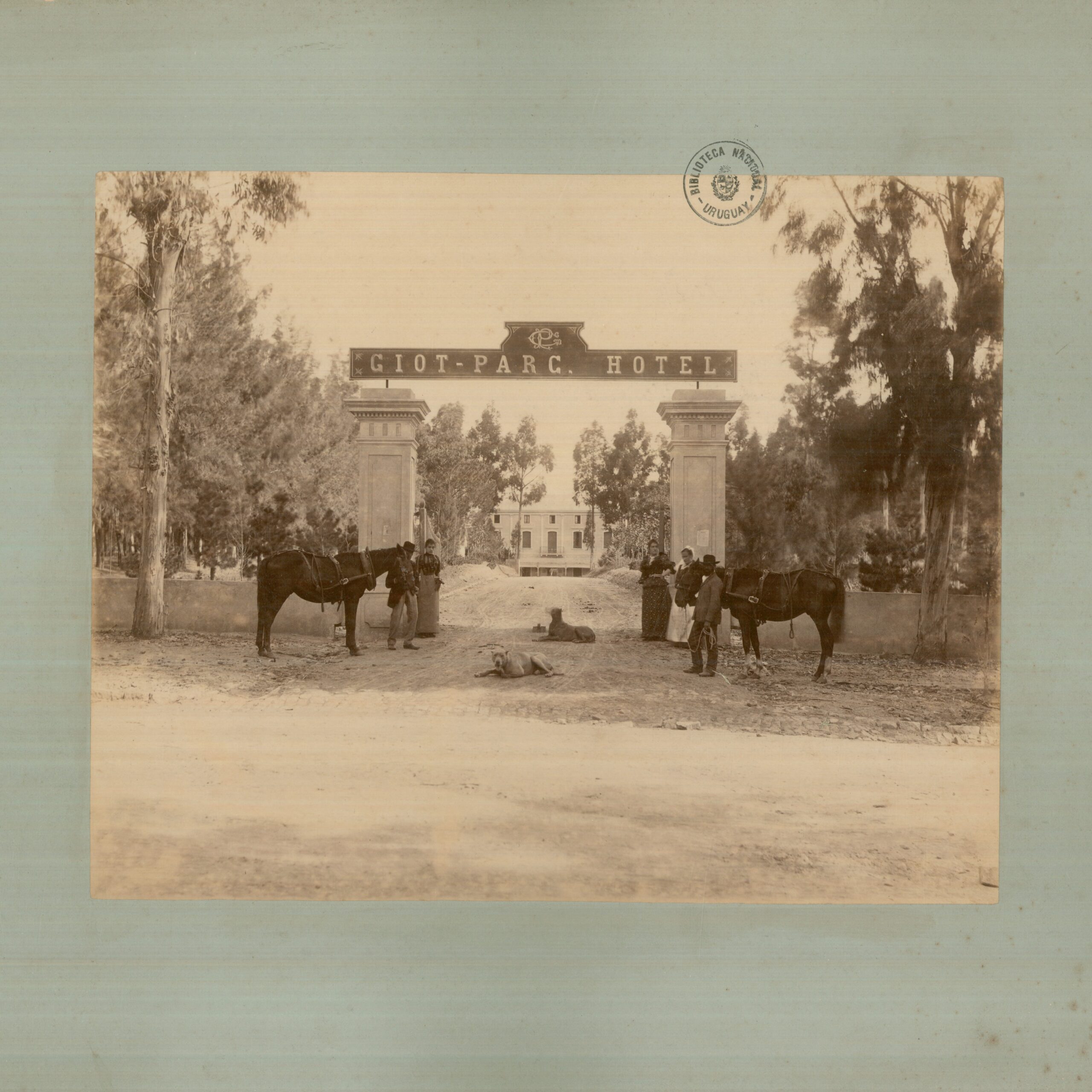 Trabajador del Parque Giot Hotel_reverso